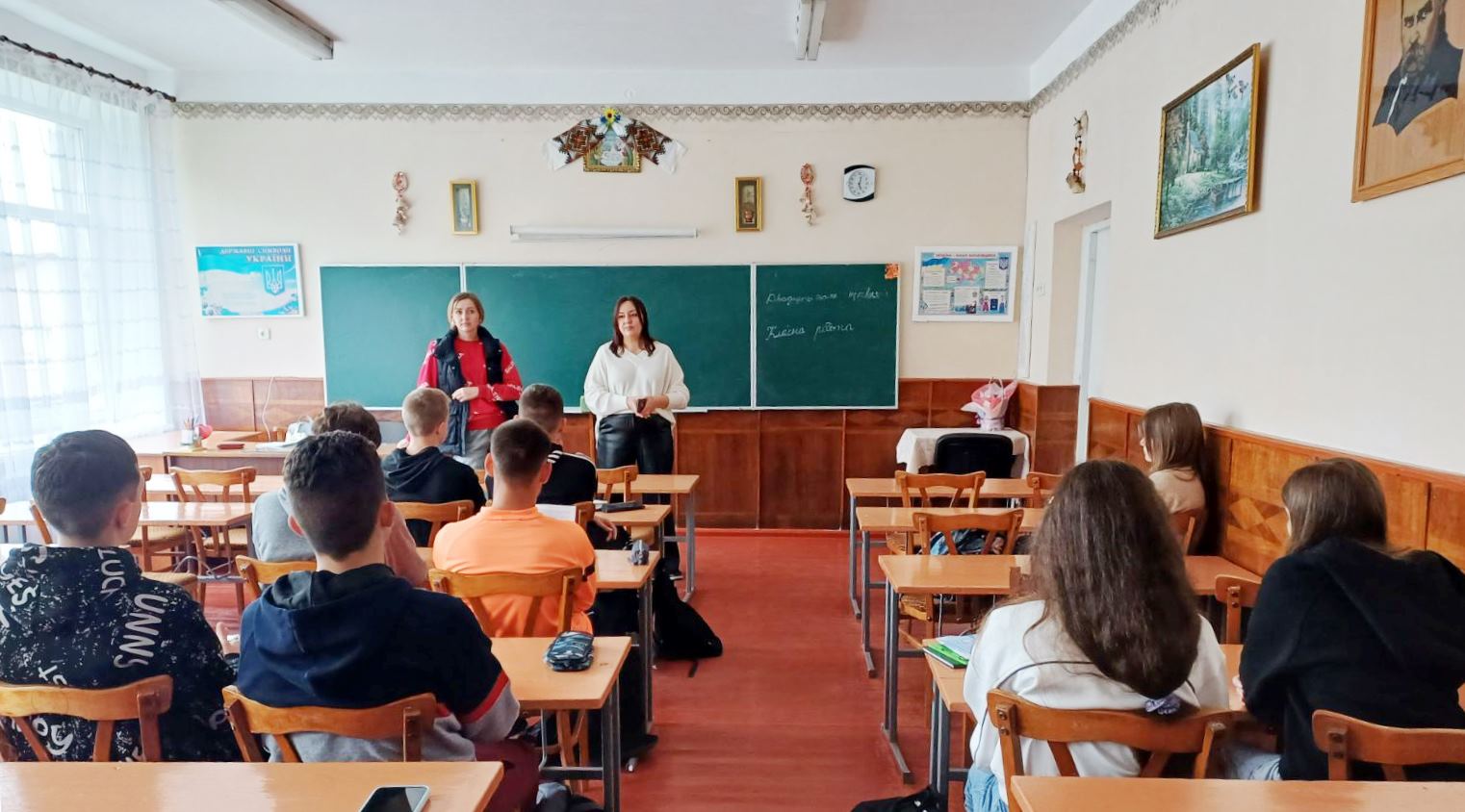   Викладачі спілкуються зі школярами.jpg